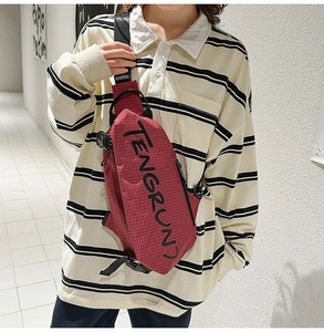 Detail der roten karierten Brusttasche mit verstellbarem Riemen und Schnalle