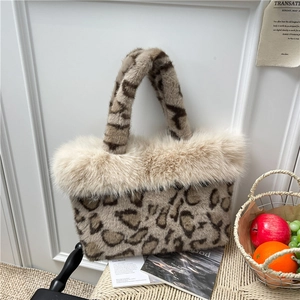 Bolso de mano de piel sintética de leopardo con ribete de felpa beige y asas elegantes