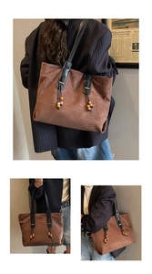 Dettaglio della borsa tote in pelle scamosciata marrone con cinturini neri e perline