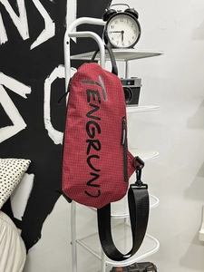 Rote karierte Crossbody-Brusttasche mit verstellbarem Riemen und sportlichem, modernem Design