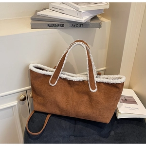 Détail du sac cabas en daim caramel avec bordure en fourrure blanche et sangle
