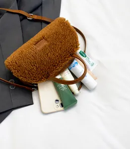 Makroansicht der braunen Plüschtasche mit geräumigem Innenraum für Handy und Kosmetik