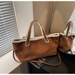 Détail du sac cabas en daim marron avec bordure en mouton synthétique blanc et bandoulière
