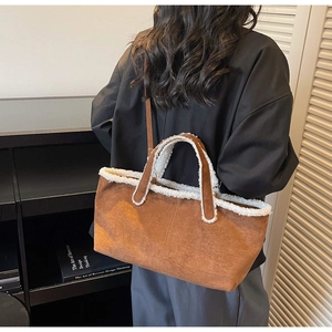 Sac cabas en similicuir marron avec bordure en fausse fourrure blanche en intérieur