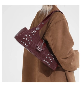 Détail du sac porté épaule bordeaux avec clous argentés et texture motif léopard