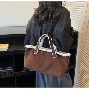 Détail du sac cabas en daim marron avec bordure en peau de mouton et bandoulière réglable