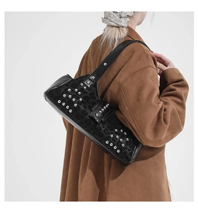 Vue détaillée du sac à bandoulière noir à motif léopard et clous sur un modèle
