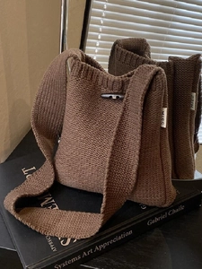 Sac Seau en Tricot Vintage pour Femmes Sac à Bandoulière en Tricot Décontracté Polyvalent Avec Bouton en Corne et Étiquette Lettre