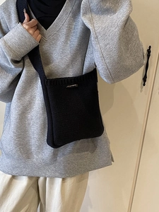 Sac seau chic en tricot noir avec bouton en métal vintage et large bandoulière femme
