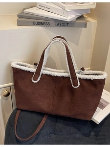 Sac fourre-tout en daim marron avec bordure en fausse fourrure blanche et bandoulière