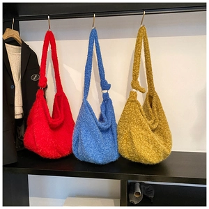 Trois sacs hobo en fausse fourrure rouge, bleu et jaune avec bandoulières à nœuds