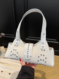 Sac sous le bras en cuir PU blanc crème avec rivets argentés et style motard