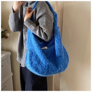 Détail du sac cabas en fausse fourrure bleue avec texture pelucheuse et grande capacité