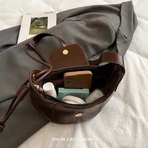 Innenansicht der dunkelbraunen Beuteltasche mit Platz für Handy und Kosmetikartikel