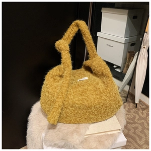 Détail du sac à bandoulière en maille jaune moutarde avec poignée nouée douce