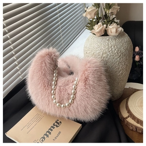 Dettaglio borsa di peluche rosa con elegante manico di perle bianche e morbida pelliccia