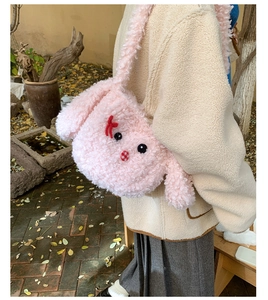 Dettaglio della borsa tote in peluche rosa a forma di coniglio con orecchie lunghe e fiocco