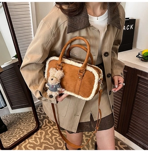 Bolso bandolera marrón mate con ribete de felpa y amuleto de oso para mujer