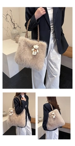 Detail der großen flauschigen Shopper-Tasche mit gewebten Griffen und Bären-Anhänger
