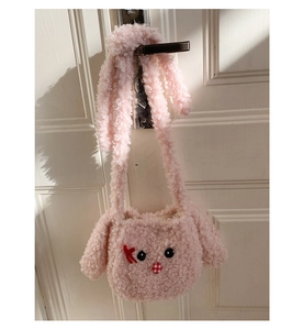 Dettaglio della borsa tote in peluche rosa con ricamo a forma di coniglio e trama morbida