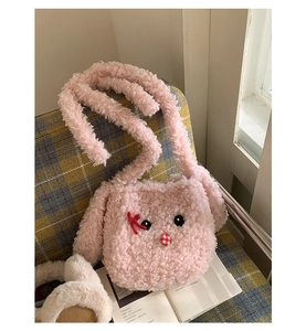 Dettaglio della borsa rosa in peluche di lana d'agnello con design a forma di coniglio