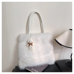 Detailansicht der flauschigen weißen Kunstpelz-Tasche mit gewebten Griffen und Bär