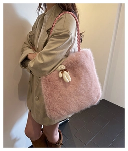 Details zur rosa Plüschtasche mit geflochtenen Ledergriffen und weißem Bärenanhänger