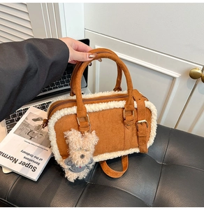 Bolso de ante marrón mate con borde de forro polar blanco y colgante de oso peluche