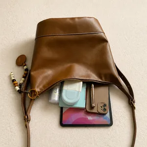 Draufsicht auf die geräumige Innenseite der braunen Vintage-Leder-Eimertasche für den Alltag