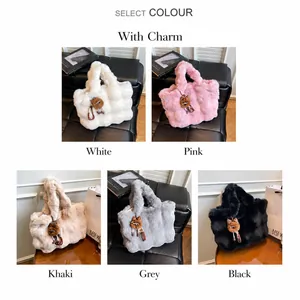 Dettaglio di borse tote in peluche in cinque colori con ciondoli a pompon e texture soffice