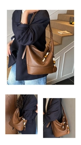 Braune Vintage-Ledertasche mit buntem Perlenanhänger und verstellbarem Schultergurt