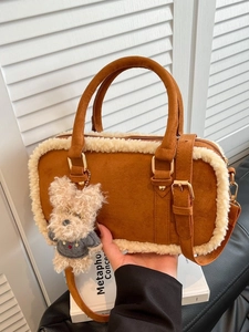 Bolso Bandolera de Gamuza Marrón Vintage para Mujer Con Ribete de Piel Sintética Colgante de Oso Correa Ajustable Bolso Cuadrado