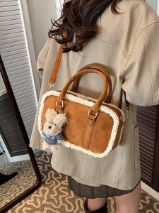 Bolso Boston caramelo con ribete de lana de cordero y colgante de osito