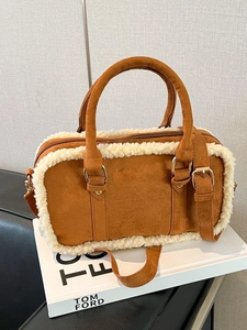 Bolso de hombro de ante marrón con ribete de piel sintética blanca y herrajes