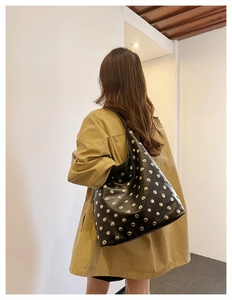 Détail du sac hobo punk noir avec rivets métalliques argentés et cuir lisse brillant