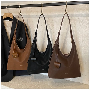 Tres bolsos hobo grandes de cuero sintético mate en colores caramelo, negro y café
