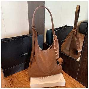 Vue détaillée du sac cabas en cuir marron caramel avec boucle argentée ajustable