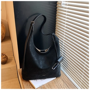 Détail du sac Hobo noir avec texture cuir rétro froissé et bandoulière réglable