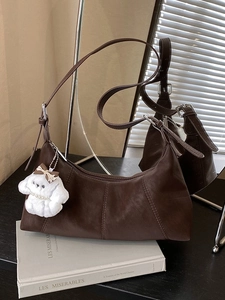 Sac hobo marron rétro de grande capacité avec un charmant porte-clés en peluche chiot