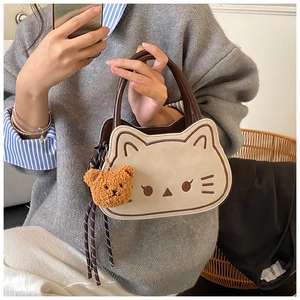 Dettaglio borsa a forma di gatto in camoscio beige e pelle con grazioso orsetto di peluche