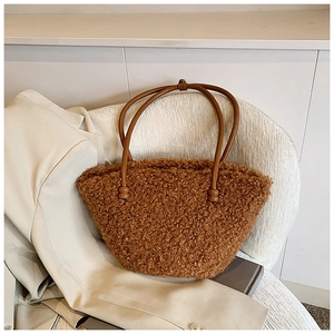 Detailansicht der braunen Plüsch-Teddy-Tasche mit glatten Griffen und Perlenakzenten
