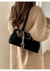 Zwarte suède schoudertas met gouden gesp en retro hartvormig franje-accent detail