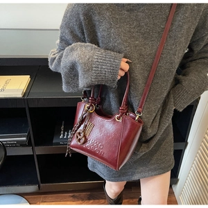 Sac cabas bordeaux en cuir ciré avec lettres embossées et accessoires vintage chic