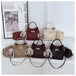 Collection de sacs seaux à motif litchi avec serrure en métal et breloque lapin