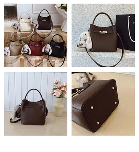 Détails du sac seau minimaliste avec fermoir métallique et breloque lapin mignonne
