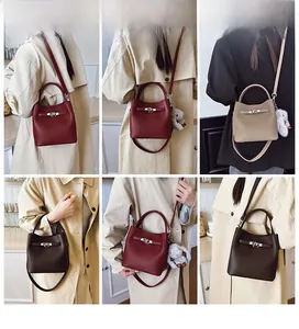 Vues détaillées du sac seau montrant la texture du cuir et le verrou pivotant en métal