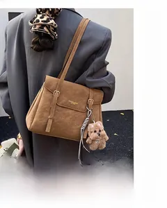 Sac cabas en cuir marron avec doubles bandoulières et détail de breloque ours en peluche