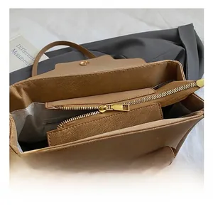 Détail de la fermeture éclair dorée et de l'intérieur spacieux de ce sac fourre-tout brun