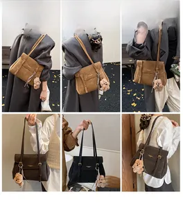 Détail d'un sac à bandoulière rétro avec breloque ours et accessoires à pampilles