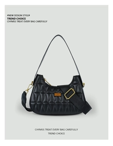 Detalle de bolso hobo acolchado negro con herrajes dorados y logo de cuero LANHAI